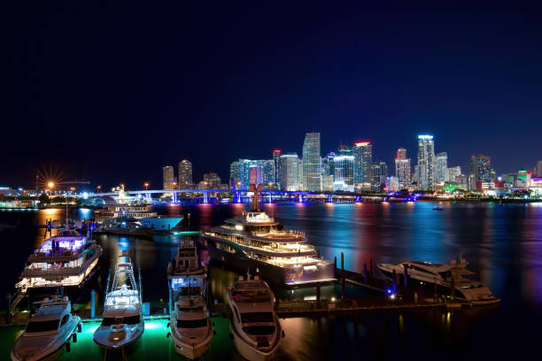 miami downtown di notte - miami florida night florida skyline foto e immagini stock