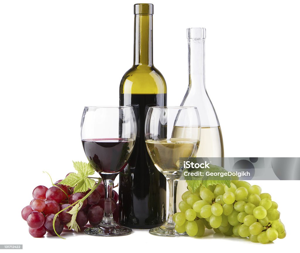 Vinhos tinto e branco, com bunches de uvas - Foto de stock de Vinho royalty-free