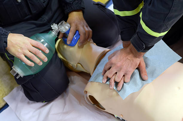 CPR training CPR training on a figurine first aid class stock pictures, royalty-free photos & images