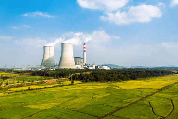 foto crepúsculo de usina, usina e céu - nuclear power station - fotografias e filmes do acervo