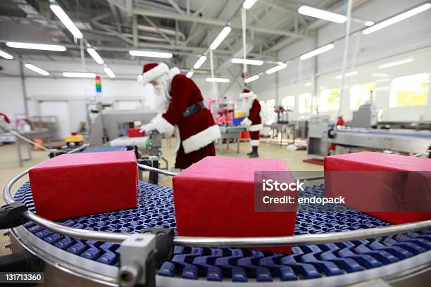 En Navidad Presenta Fábrica Foto de stock y más banco de imágenes de Cinta transportadora - Cinta transportadora, Caja, Papá Noel