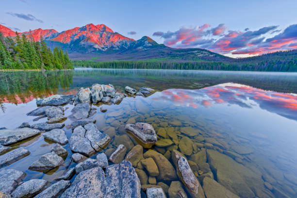 parc national jasper en alberta canada - jasper alberta photos et images de collection