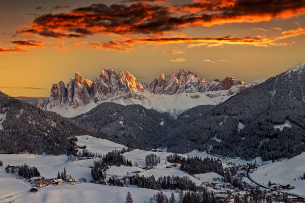 magiczny zachód słońca w zimie, val di funes, południowy tyrol - mountain valley european alps shade zdjęcia i obrazy z banku zdjęć