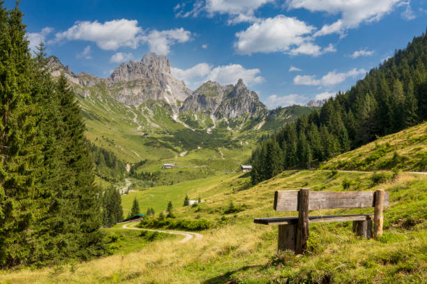 banco con vistas a los grandes bischofsmütze, montañas dachstein, alpes - austria fotografías e imágenes de stock