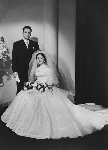 Foto de estudio vintage tomada en 1958 de una joven pareja vestida para su boda photo