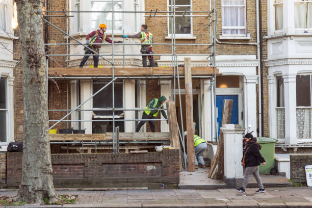 비계에 노동자 - uk scaffolding construction building activity 뉴스 사진 이미지