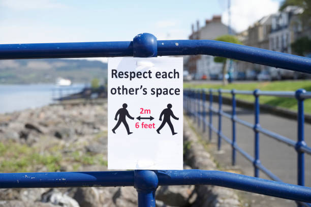 social distancing sign to stay safe on scottish island rothesay - letter m fotos imagens e fotografias de stock