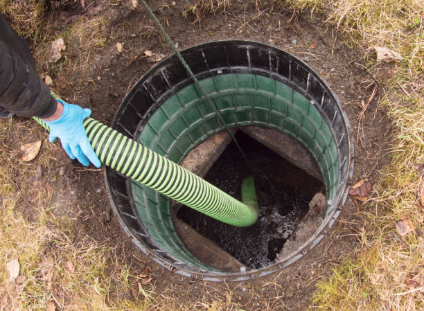 Pumping out a home septic tank - fotografia de stock
