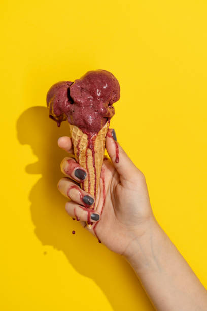 helado de morera derretido a mano - blackberry fruit mulberry isolated fotografías e imágenes de stock