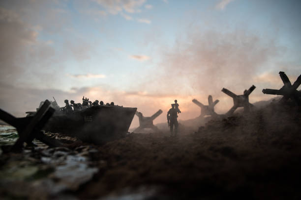 recreación de la segunda guerra mundial (día d). decoración creativa con soldados de juguete, artesanías de desembarco y erizos. escena de batalla de normandía aterrizando el 6 de junio de 1944. - segunda guerra mundial fotografías e imágenes de stock