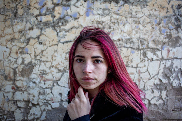retrato de menina de 20 anos com cabelos longos vermelhos com fundo de parede textura - mid teens hairstyle curly hair long hair - fotografias e filmes do acervo