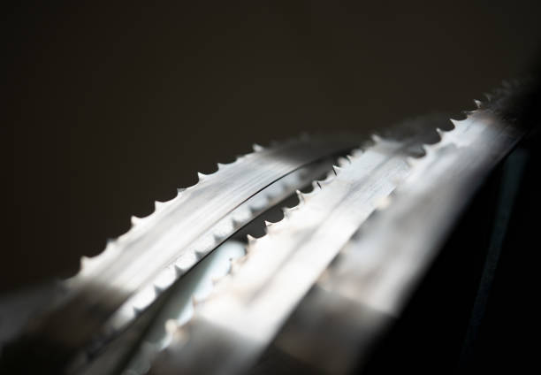 ダールバックグロンの前に産業バンドソーの抽象的な形態 - 刃物 ストックフォトと画像