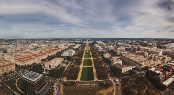 vista aireada única desde la parte superior del monumento a washington (plataforma de observación) hasta el capitolio de los estados unidos - us national gallery of art fotografías e imágenes de stock