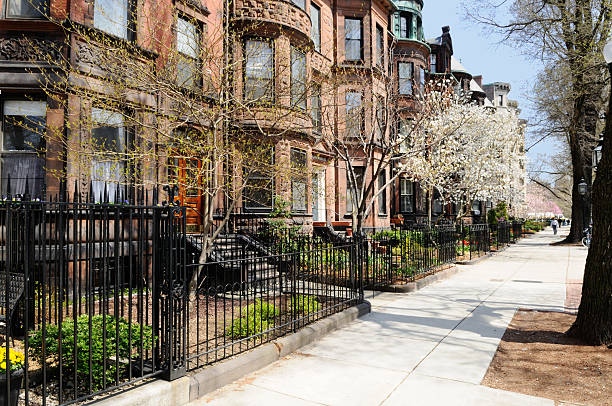 バックベイボストンの春 - boston back bay residential district house ストックフォトと画像