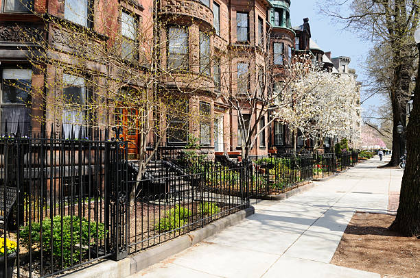 обратная бухта, бостон в начале весны - boston back bay residential district architecture стоковые фото и изображения