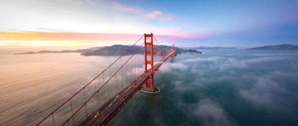 мост золотые ворота на закате вид с воздуха, сан-франциско - golden gate bridge стоковые фото и изображения