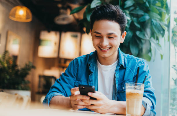 男のライフスタイル - カフェテリア ストックフォトと画像