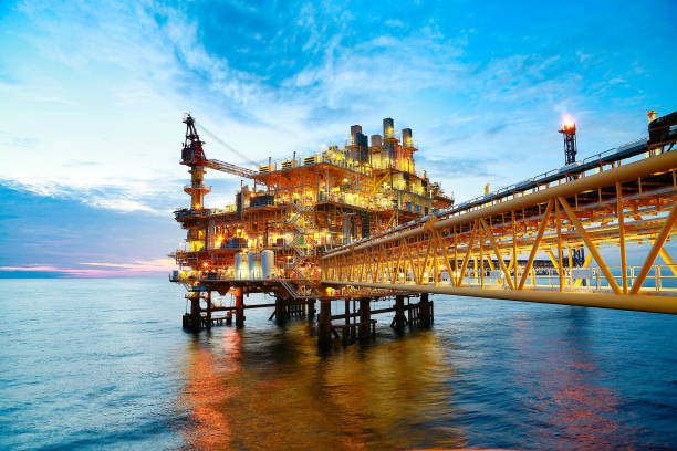 морская строительная платформа для добычи нефти и газа. нефтегазовая промышленность и тяжелая работа. производственная платформа и процес - бензин стоковые фото и изображения