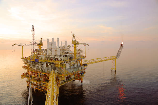 plataforma de construcción offshore para la producción de petróleo y gas. industria del petróleo y el gas y trabajo duro. plataforma de producción y proceso de operación por función manual y automática desde la sala de control. - oil rig oil construction sea fotografías e imágenes de stock