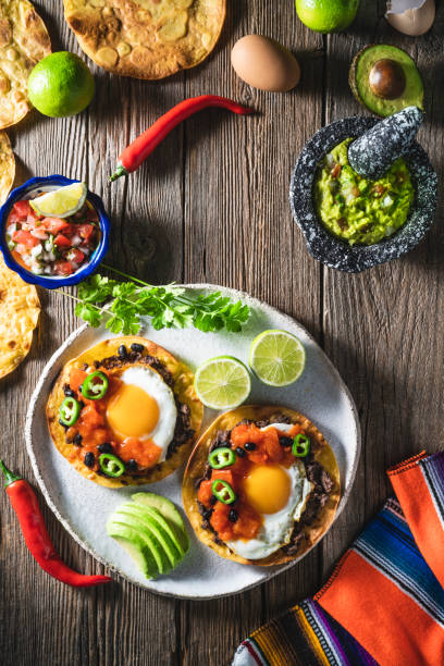 huevos rancheros sind mexikanische ranchero eier frühstück mit pico de gallo und guacamole - mexican culture food salsa mexican cuisine stock-fotos und bilder