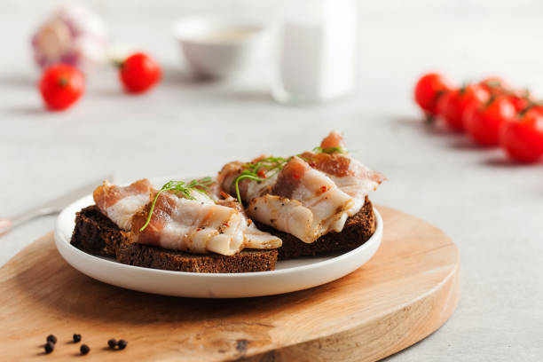 due fette di pane con pancetta di maiale salata o lardo, snack tradizionali al borscht ucraino - fat layer foto e immagini stock