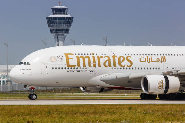 samolot emirates airbus a380-800 lotnisko w monachium w niemczech - emirates airline zdjęcia i obrazy z banku zdjęć