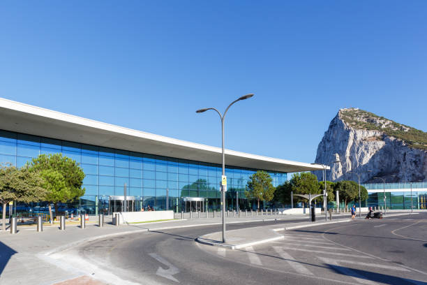 terminal de l’aéroport de gibraltar avec le rocher - rock of gibraltar photos et images de collection