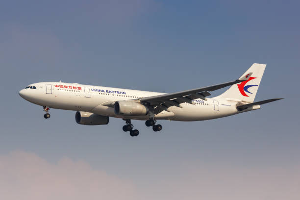 china eastern airlines airbus a330-200 avion shanghai hongqiao airport en chine - china eastern airlines photos et images de collection