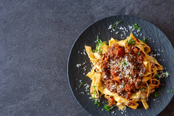 salsa vegetariana alla bolognese con pasta e parmigiano - ragù foto e immagini stock