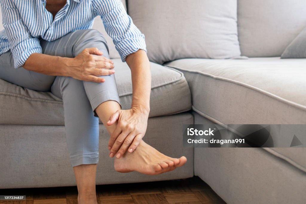 Cận cảnh người phụ nữ trẻ cảm thấy đau ở chân ở nhà. - Trả phí Bản quyền Một lần Nỗi đau Bức ảnh sẵn có Cận cảnh người phụ nữ trẻ cảm thấy đau ở chân ở nhà. - Trả phí Bản quyền Một lần Nỗi đau Bức ảnh sẵn có