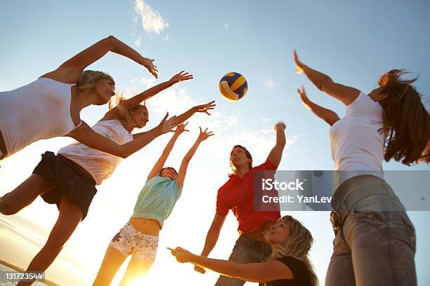 Volleyball Am Strand Stockfoto und mehr Bilder von Strand-Volleyball - Strand-Volleyball, Volleyball - Mannschaftssport, Volleyball - Spielball