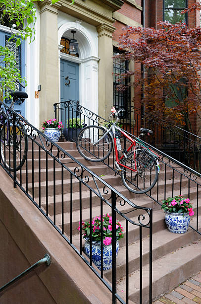 elegante ingresso casa con vasi di fiori sulle fasi - boston back bay residential district brownstone foto e immagini stock