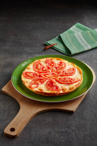 pizza vegetariana con queso y tomate - vegetarian pizza fotografías e imágenes de stock