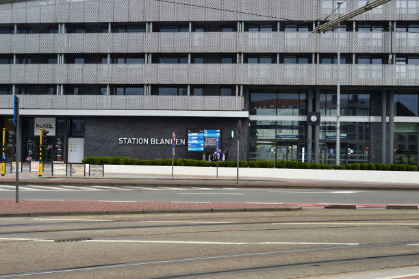 해변 도시 블랭켄 베르크에서 도시 계획 구현 오류 비주얼 - antwerp station center glass 뉴스 사진 ��이미지