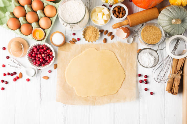 składniki do jesiennego zimowego pieczenia - mąka, cukier, jajka, jabłka, dynie i przyprawy. - baking food cookie breakfast zdjęcia i obrazy z banku zdjęć