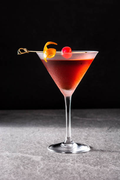 традиционный манхэттенский коктейль с вишней - manhattan cocktail cocktail drink cherry стоковые фото и изображения