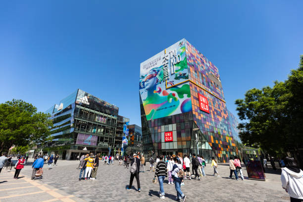 uniqlo clothing store at swire lee, sanlitun, china. uniqlo, the core brand of fast retailing, introduced hypermarket style clothing sales in japan for the first time, triggering a hot sales wave. - sanlitun imagens e fotografias de stock