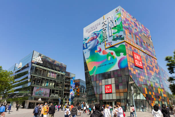 uniqlo clothing store at swire lee, sanlitun, china. uniqlo, the core brand of fast retailing, introduced hypermarket style clothing sales in japan for the first time, triggering a hot sales wave. - sanlitun imagens e fotografias de stock