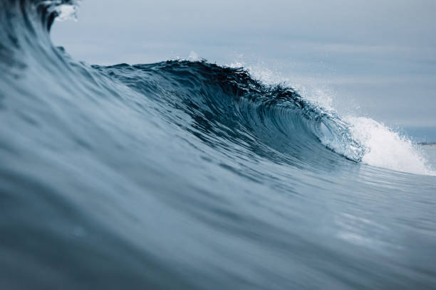 vague de surf dans l’océan pacifique. vagues idéales pour le surf - sea water surf tide photos et images de collection