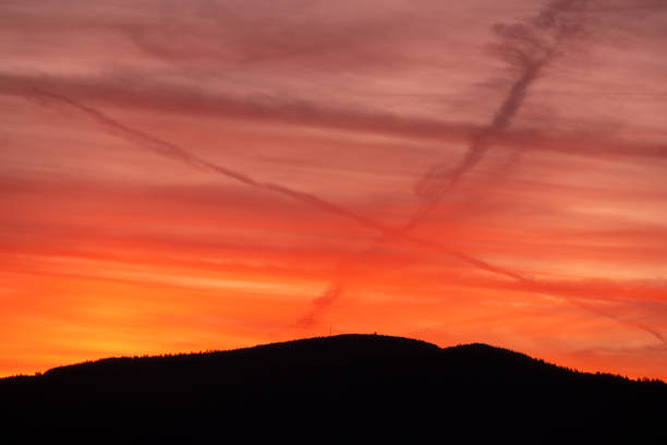 закат и гигантский x над куполом clingmans - great smoky mountains flash стоковые фото и изображения