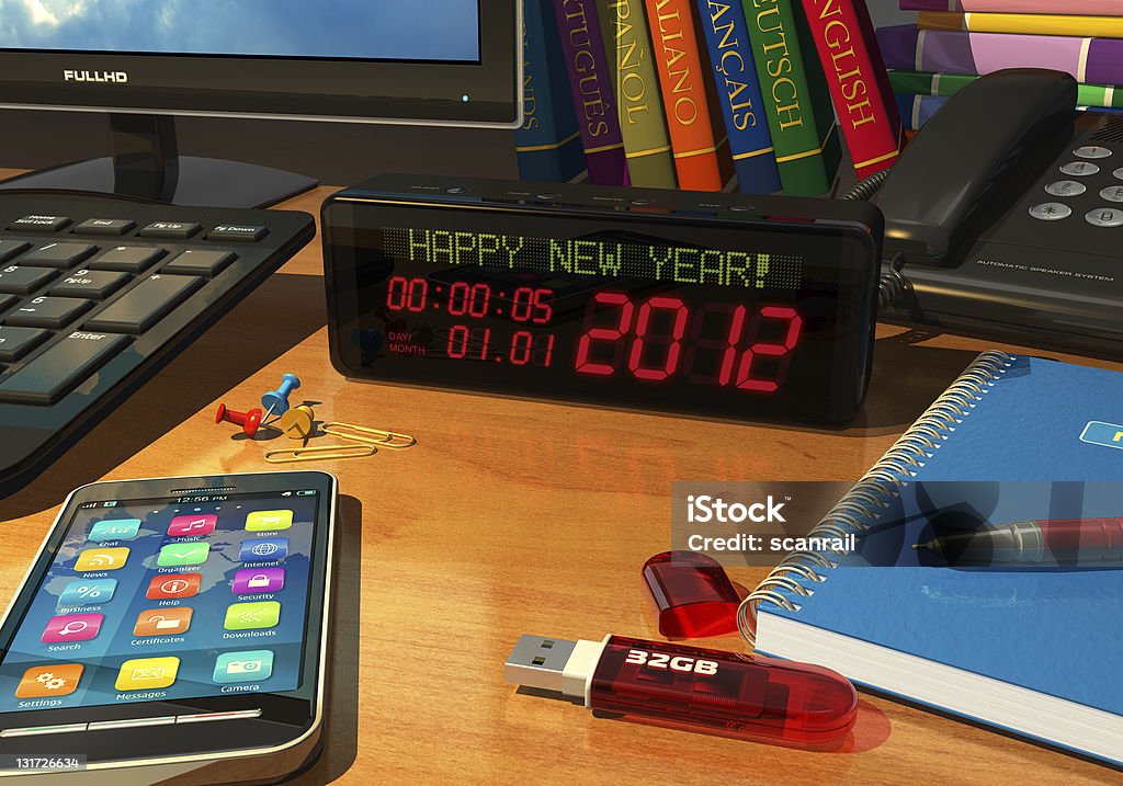 Reloj con "¡Feliz Año Nuevo!" mensaje en la tabla - Foto de stock de 2012 libre de derechos