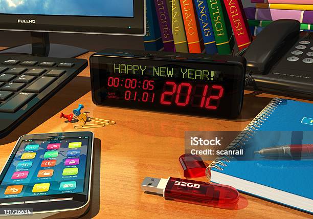 Reloj Con Feliz Año Nuevo Mensaje En La Tabla Foto de stock y más banco de imágenes de 2012 - 2012, Abstracto, Alerta