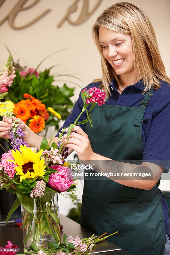 Junge Frau arrangieren Blumen im Blumenladen - Lizenzfrei Arbeiten Stock-Foto