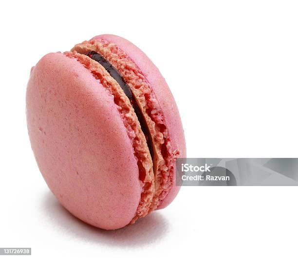 Rosa Macarons Foto de stock y más banco de imágenes de Al horno - Al horno, Alimento, Comida gourmet