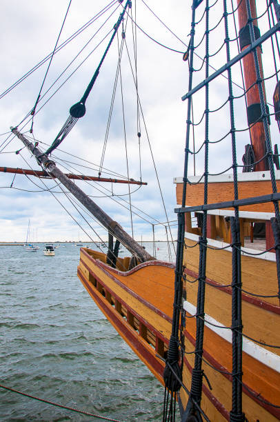 el mayflower 2 es una réplica a tamaño real del barco que trajo a los peregrinos a plymouth en 1620 - plymouth rock fotografías e imágenes de stock