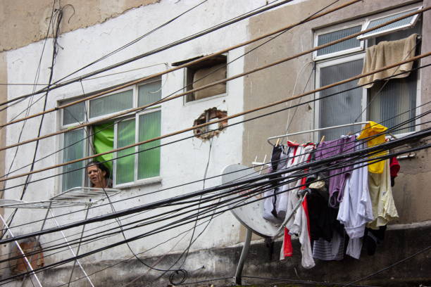 엉킨 전기 케이블, 로치냐 파벨라, 리우데자네이루, 브라질 - slum rio de janeiro poverty brazil 뉴스 사진 이미지