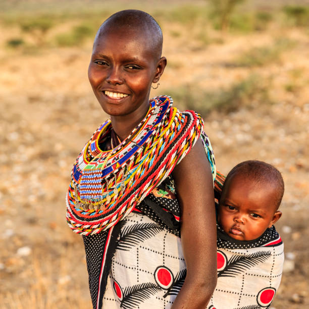 아기를 안고 있는 젊은 아프리카 여성 케냐, 동아프리카 - africa masai african culture african descent 뉴스 사진 이미지