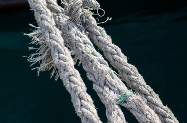 lina morska. węzeł. lina na statku. lina. - moored nautical vessel tied knot sailboat zdjęcia i obrazy z banku zdjęć