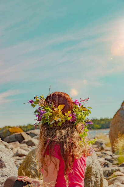 mujer morena con corona de flores en suecia - solsticio de verano fotografías e imágenes de stock