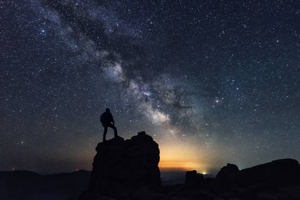 milchstraße über den eisbergbalken in china - milky way galaxy star space stock-fotos und bilder